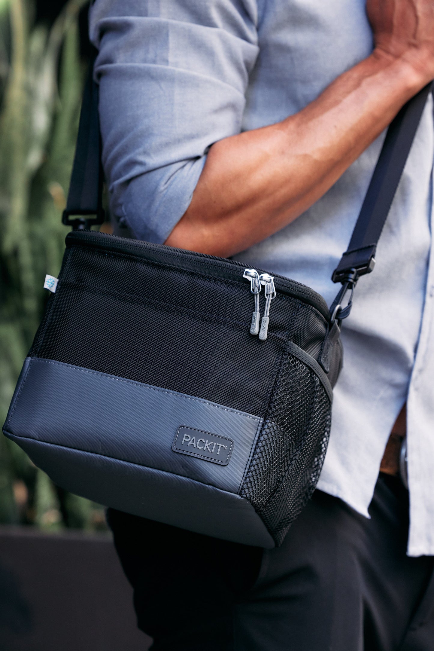freezable-lunch-pail-s5 freezable-upright-lunch-pail-black-gray-lifestyle-male-city.jpg